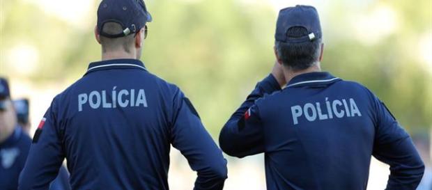 Agente da PSP de folga auxilia colega fardado numa detenção e acaba ferido Agente da PSP de folga auxilia colega fardado numa detenção e acaba ferido