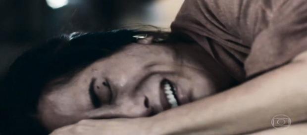 Beth surta e quebra bebidas (Divulgação/TV Globo) Beth surta e quebra bebidas (Divulgação/TV Globo)
