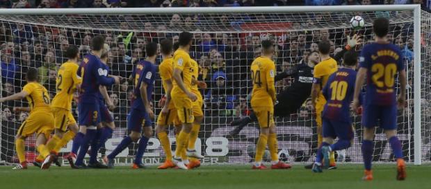 Lionel Messi se anota el gol ante el Atlético de Madrid a pesar del salto de Diego Costa en la pared. Lionel Messi se anota el gol ante el Atlético de Madrid a pesar del salto de Diego Costa en la pared.