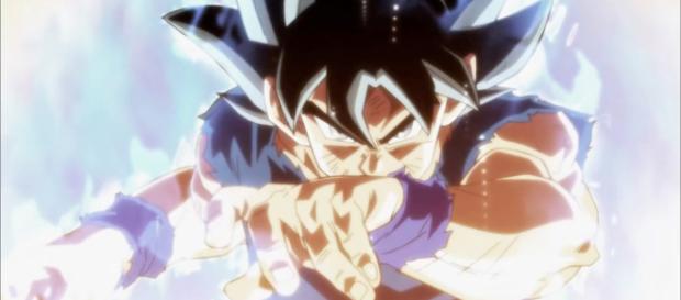 Mientras que el aura de fuego del Saiyajin concentra sólo y únicamente en la batalla continúa Mientras que el aura de fuego del Saiyajin concentra sólo y únicamente en la batalla continúa