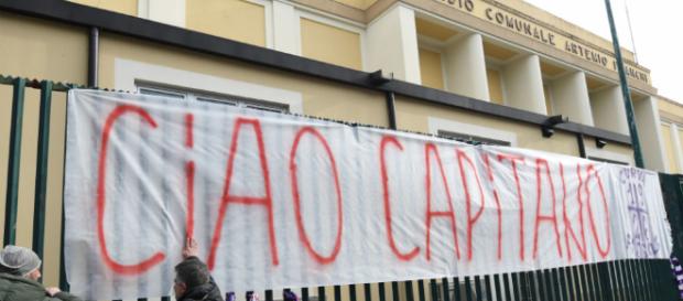 Una pancarta gigante que dice "Capitán Ciao" Una pancarta gigante que dice "Capitán Ciao"