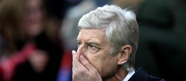 Wenger parece abatido por su fanaticada Wenger parece abatido por su fanaticada