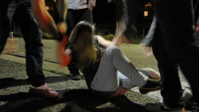 dodicenne violentata da un branco