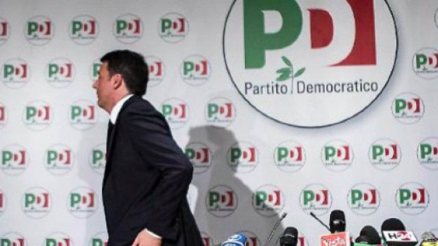 Matteo Renzi al termine della conferenza stampa del 5 marzo.