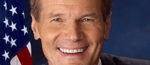 Bill Nelson caught being a politician [image courtesy United States Senate]