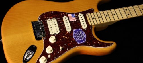 Fender American Deluxe Stratocaster HSS Amber | Gino Guitars - ginoguitars.com