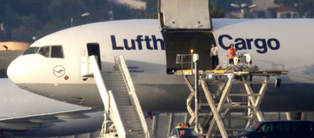Aus Lufthansa-Maschine - Millionenraub auf Landebahn eines Flughafens - press24.net Aus Lufthansa-Maschine - Millionenraub auf Landebahn eines Flughafens - press24.net
