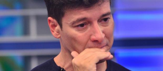 Convidada não aguenta a emoção, sofre convulsão e desmaia no palco do programa de Rodrigo Faro Convidada não aguenta a emoção, sofre convulsão e desmaia no palco do programa de Rodrigo Faro