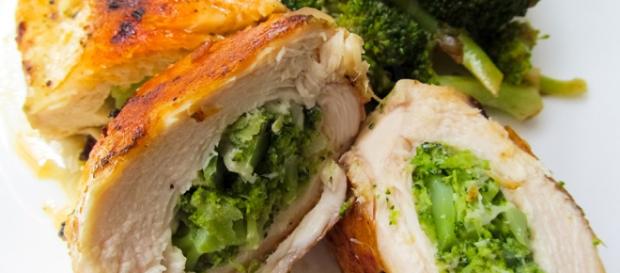 Delicioso frango recheado com brócolos e queijo branco Delicioso frango recheado com brócolos e queijo branco