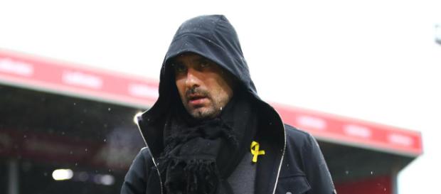 Guardiola cuestionado por usar la cinta amarilla Guardiola cuestionado por usar la cinta amarilla