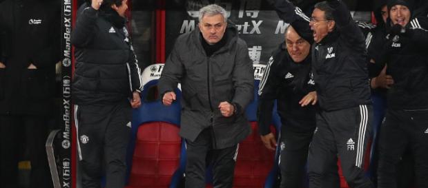 José Mourinho se apresuró a disculparse después de arrancar una botella en la multitud José Mourinho se apresuró a disculparse después de arrancar una botella en la multitud