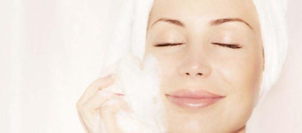 Limpiar tu rostro es ideal para lucir una piel tersa. - estherpalma.com Limpiar tu rostro es ideal para lucir una piel tersa. - estherpalma.com