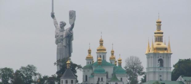 Monumento da Mãe Pátria no meio de Igrejas Ortodoxas Monumento da Mãe Pátria no meio de Igrejas Ortodoxas