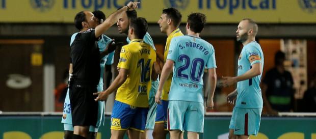 Sergio Busquets del Barcelona protesta con el árbitro Antonio Lahoz después de que a Las Palmas se le otorga un penal. Sergio Busquets del Barcelona protesta con el árbitro Antonio Lahoz después de que a Las Palmas se le otorga un penal.