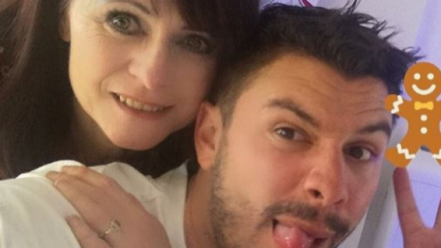 Kevin aupr&egrave;s de sa m&egrave;re pour No&euml;l 2017