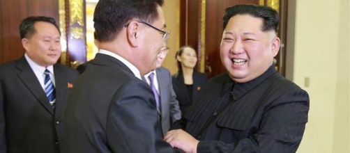 Stretta di mano tra Kim e presidente delegazione del Sud Corea