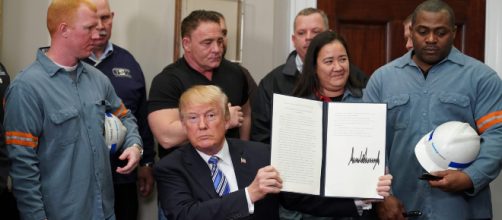 Trump al momento della firma del documento ufficiale sui dazi doganali