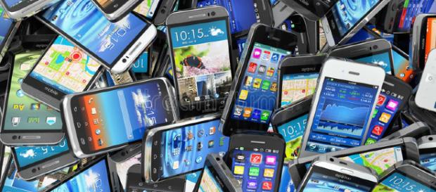 Fondo De Los Teléfonos Móviles Pila De Diversos Smartphones ... - dreamstime.com Fondo De Los Teléfonos Móviles Pila De Diversos Smartphones ... - dreamstime.com