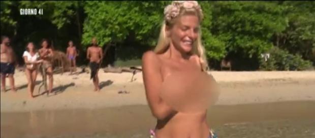 Francesca Cipriani: siparietto 'piccante' all'Isola dei Famosi. Francesca Cipriani: siparietto 'piccante' all'Isola dei Famosi.