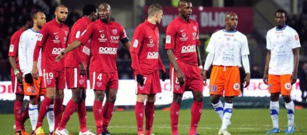 Júlio Tavares, a la izquierda, celebra después de anotar el gol de apertura de Dijon contra Saint-Étienne Júlio Tavares, a la izquierda, celebra después de anotar el gol de apertura de Dijon contra Saint-Étienne
