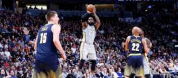 Lebron James s'élève pour la victoire Lebron James s'élève pour la victoire