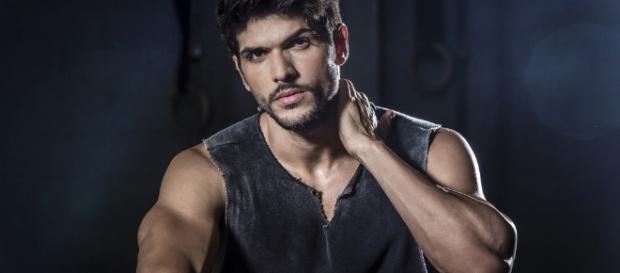 Lucas afirma que está solteiro. Lucas afirma que está solteiro.