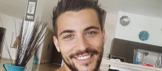 Public Buzz : Anthony Matéo pose nu... et les internautes le lui ... - public.fr Public Buzz : Anthony Matéo pose nu... et les internautes le lui ... - public.fr