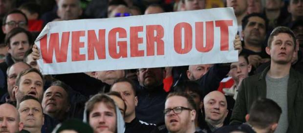Una cantidad de seguidores del Arsenal quieren a Wenger fuera del equipo Una cantidad de seguidores del Arsenal quieren a Wenger fuera del equipo