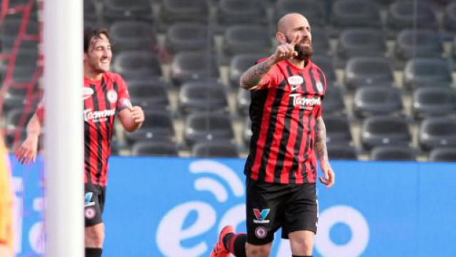 Nella foto, della Lega B, Fabio Mazzeo esulta dopo aver realizzato un gol