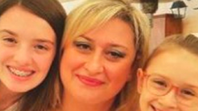 Si &egrave; risvegliata dal coma Antonietta Gargiulo, qui con le figlie Alessia di 13 anni e Martina di 7. Unica scampata alla strage fatta dal marito.