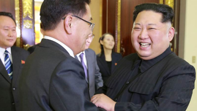 Stretta di mano tra Kim e presidente delegazione del Sud Corea