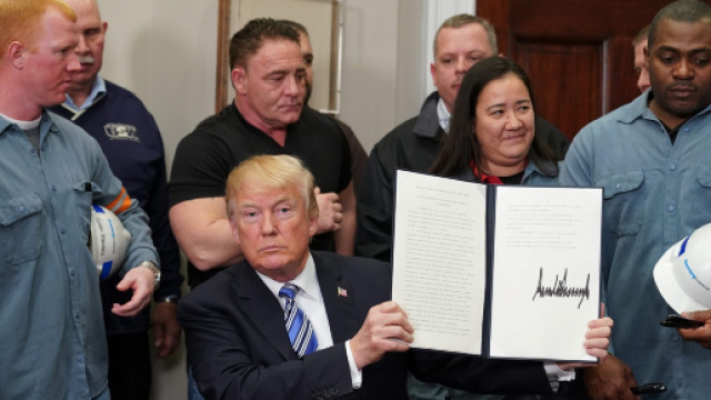 Trump al momento della firma del documento ufficiale sui dazi doganali