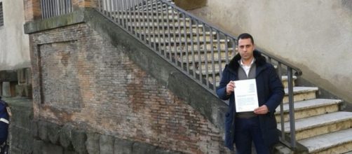 Alessandro Montanari, dell'Associazione Fare XIV, presenta in Campidoglio un documento che richiede un intervento immediato sulle strade