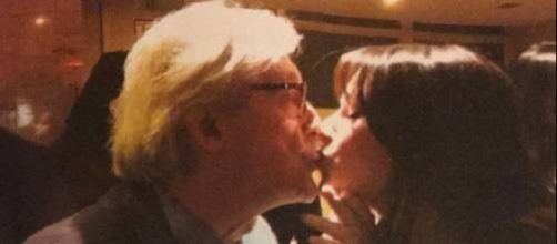 Il bacio a stampo tra Vittorio Sgarbi e Federica Benincà