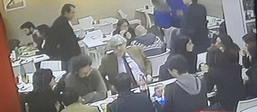 Vittorio Sgarbi nella pizzeria da dove sarebbe scappato senza pagare il conto