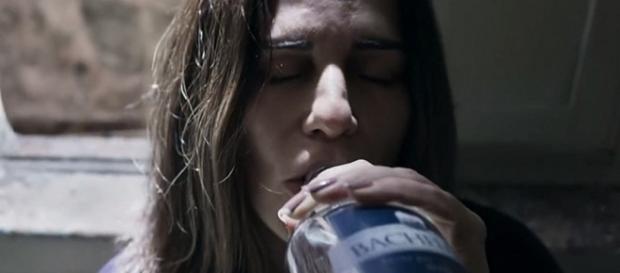 Beth tenta beber perfume em ''O Outro Lado do Paraíso'' (Divulgação/TV Globo) Beth tenta beber perfume em ''O Outro Lado do Paraíso'' (Divulgação/TV Globo)