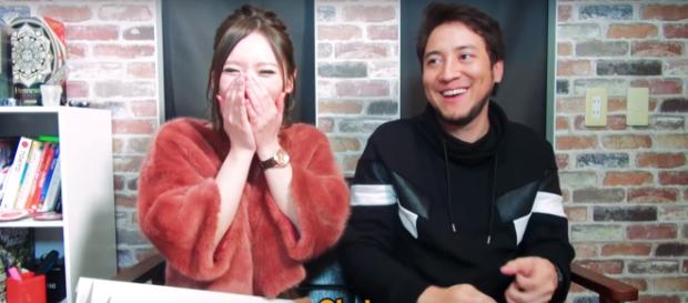 Hiro, do canal AquiPode, entrevista a japonesa Hanon Hinana, atriz de filmes adultos.(foto reprodução) Hiro, do canal AquiPode, entrevista a japonesa Hanon Hinana, atriz de filmes adultos.(foto reprodução)