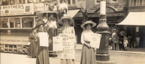 Mulheres protestam pelo direito ao voto em Southampton, na Inglaterra, em 1911. Mulheres protestam pelo direito ao voto em Southampton, na Inglaterra, em 1911.