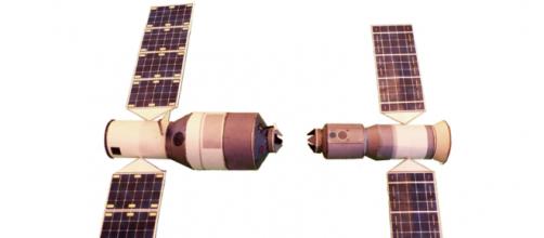 Paper model of the Tiangong 2 and Shenzhou 11 Chinese spacecraft (Image credit – Godai, Wikimedia Commons)