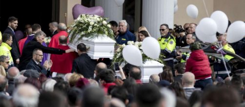 Circa 15mila persone oggi hanno partecipato ai funerali di Alessia e Martina uccise dal padre carabiniere.