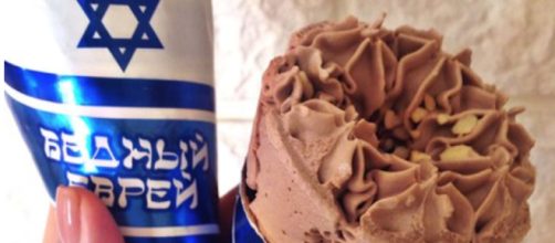 Il "Povero Ebreo" è un cono gelato, al cioccolato fondente e prugna ricoperto di granella di nocciole