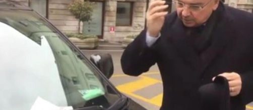 Il sindaco di Trieste multato reagisce realizzando un breve video per contestare la polizia locale.