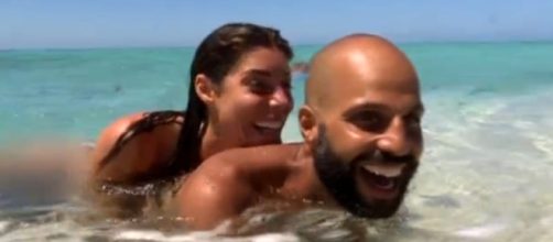 Isola bollente: Bianca Atzei e Jonathan fanno il bagno nudi