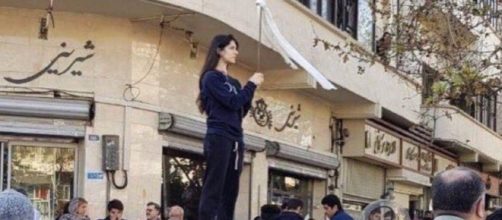 Una donna in Iran è stata condannata a 2 anni di carcere per essersi tolta il velo