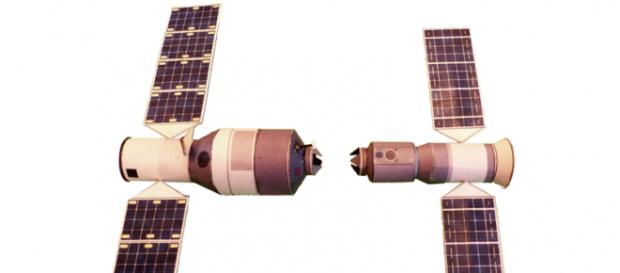 Paper model of the Tiangong 2 and Shenzhou 11 Chinese spacecraft (Image credit – Godai, Wikimedia Commons) Paper model of the Tiangong 2 and Shenzhou 11 Chinese spacecraft (Image credit – Godai, Wikimedia Commons)
