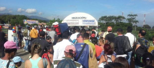 Venezolanos cruzando la frontera Venezolanos cruzando la frontera