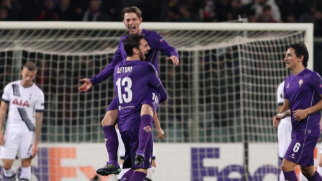 Davide Giacomo Astori esulta in seguito alla messa a segno di un gol da parte del compagno di squadra