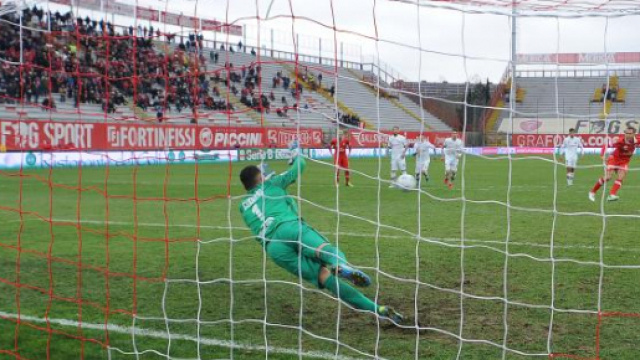 Nella foto, della Lega B, Diamanti batte Guarna e realizza il 2-0