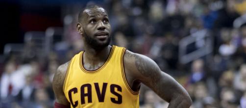 LeBron James convinces big man to sign with Cavs for playoff run [Image by Keith Allison / Flickr]