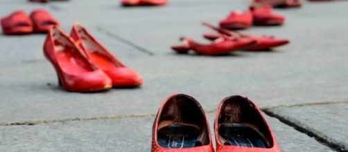 Scarpette rosse contro i femminicidi